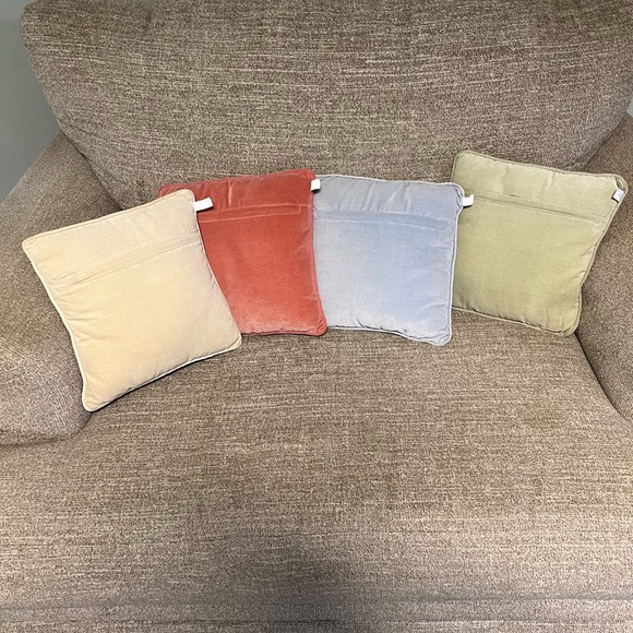 4 small throw pillows - Picture 2 of 10